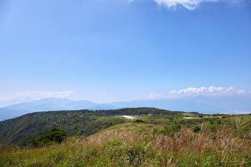 夏の日中、高ボッチ山の展望台から北アルプス方面を望む 長野県塩尻市