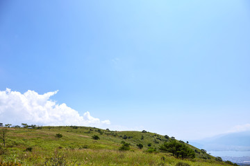 遊歩道上から高ボッチ山の山頂・展望台の方を望む 長野県塩尻市