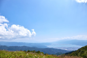 Fototapeta premium 夏の日中、高ボッチ山の見晴しの丘から諏訪湖方面を望む 長野県塩尻市