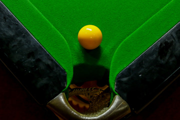 Snooker balls on green snooker table - obrazy, fototapety, plakaty
