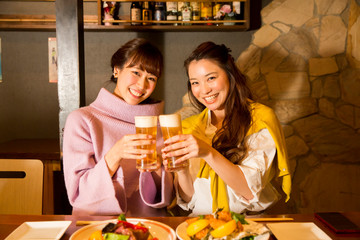 乾杯をする女性