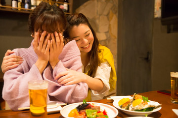 友人を慰める女性