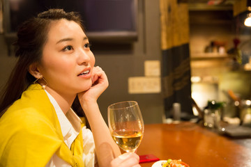 ワインを飲む女性