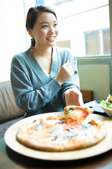 カフェで食事する女性