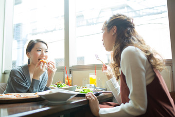 カフェで食事をする女性