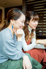 カフェで会話する女性