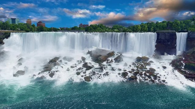 雄大な滝と流れる雲
Magnificent waterfalls and flowing clouds　