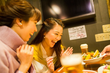 食事をする女性