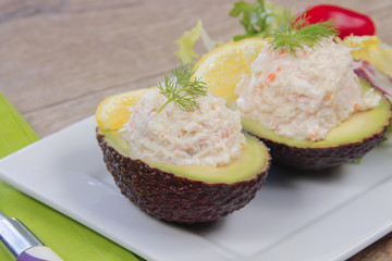 demi avocat au surimi dans une assiette