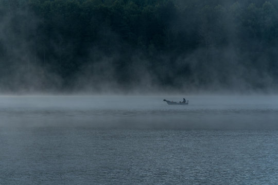 Angler im Nebel auf dem Sorpesee