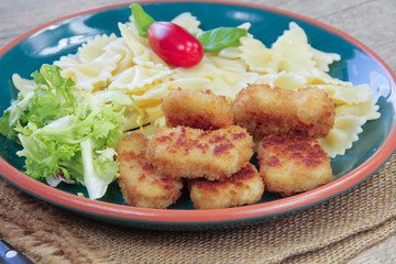 assiette de nuggets de poulet et pâtes