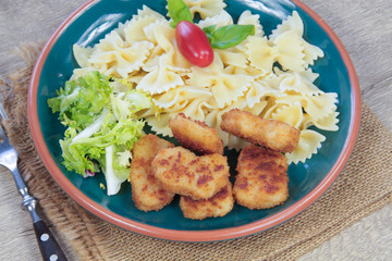 assiette de nuggets de poulet et pâtes