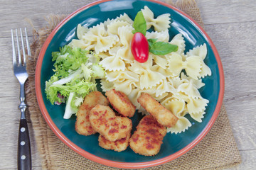 assiette de nuggets de poulet et pâtes