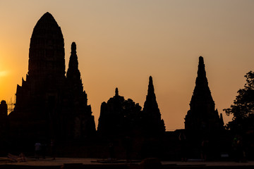 silhouette di un tempio tailandese al tramonto