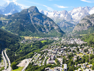 Courmayeur vista dal Drone - Val d'Aosta - Italia - obrazy, fototapety, plakaty