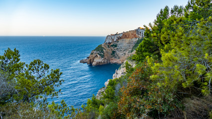 Obraz premium Vista desde el Cap Negre hacia los acantilados del Cabo de la Nao de Jávea