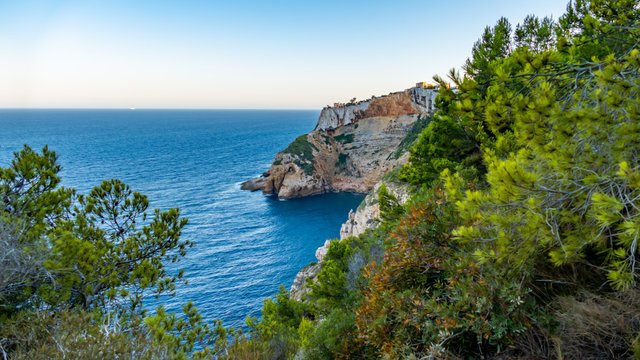 Vista desde el Cap Negre hacia los acantilados del Cabo de la Nao de J&aacute;vea