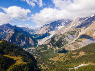 Fototapeta premium Courmayeur vista dal Drone - Val d'Aosta - Italia
