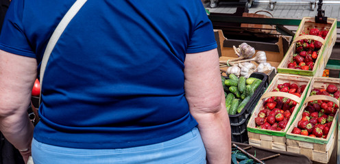 Panorama Alte Frau auf dem Gemüse Markt