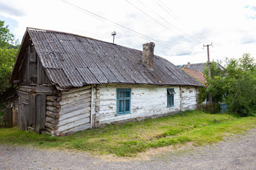 Fototapeta na wymiar Old authentic wooden house in the Carpathian mountains, Transcarpathia, Ukraine. 