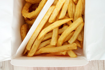 Junk food. French fries and fried onions.  ジャンクフード。フライドポテトとフライドオニオン