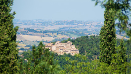 Fototapeta na wymiar Panorama lungo il sentiero 141A a Serra San Quirico nelle Marche