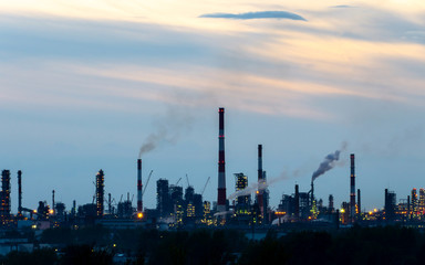 Obraz na płótnie Canvas oil refinery lights against the sky