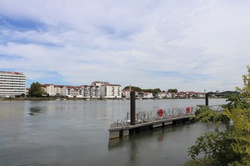 Obraz premium Le fleuve Adour dans la ville de Bayonne, ville de Bayonne, département des Pyrénées Atlantiques, région Nouvelle Aquitaine, France