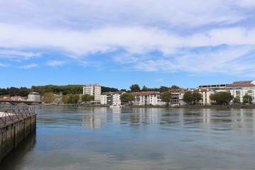 Obraz premium Le fleuve Adour dans la ville de Bayonne, ville de Bayonne, département des Pyrénées Atlantiques, région Nouvelle Aquitaine, France