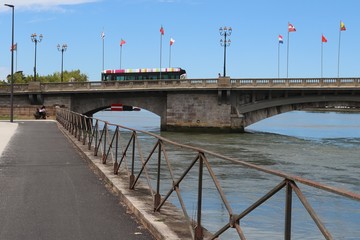Obraz premium Le fleuve Adour dans la ville de Bayonne, ville de Bayonne, département des Pyrénées Atlantiques, région Nouvelle Aquitaine, France