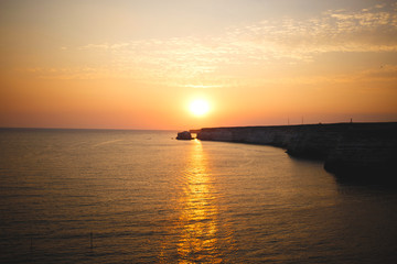 Obraz premium beautiful sunset overlooking the rocks and the sea