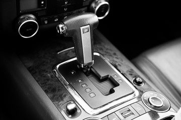 automatic gear shifting in the car