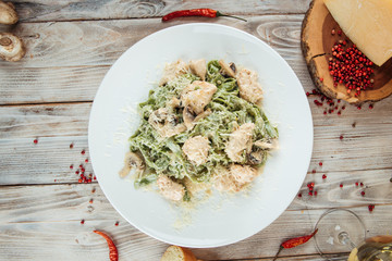 Green pasta fettuccine alfredo with chicken