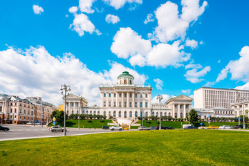 Obraz premium One of the most famous classical buildings in Moscow, now owned by the Russian state library