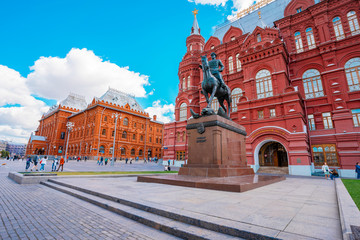 Obraz premium Museum buildings and monument in front of red square in Moscow, Russia