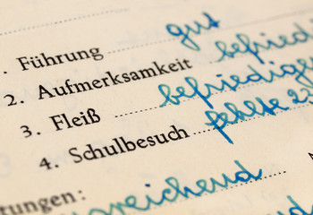 Obraz premium Kopfnoten in einem alten Schulzeugnis 