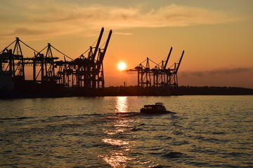Fototapeta na wymiar Hamburger Hafen bei Sonnenuntergang
