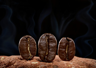 Granos de café tostados con fondo negro