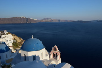 Blaue Kuppel mit Glockenturm auf Santorini