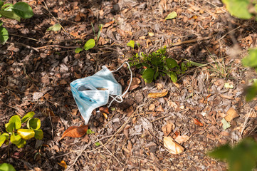 Eine achtlos weggeworfene Atemschutzmaske