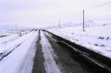 Fototapeta na wymiar Carretera nevada hacia el Valle de Ihlara.Volcan Hasan Dagi (3268m.).Capadocia.Turquia.