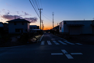 Obraz premium 田舎の住宅から見た夕暮れ