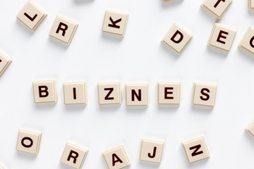 Słowo biznes ułożone z literek na jasnym białym tle © andsko