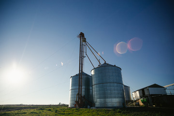 Silos en campos de granja