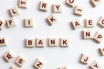 Słowo bank ułożone z literek na jasnym białym tle © andsko
