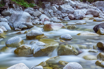 Potok z rozmytą wodą na długim czasie