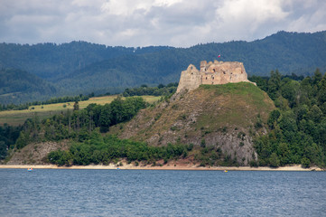 Fototapeta na wymiar Panorama plaża Niedzica na Zamek w Czorsztynie