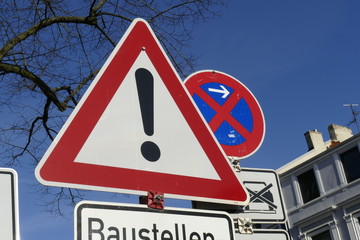 Verkehrsschild Gefahrstelle, Blauer Himmel, Deutschland