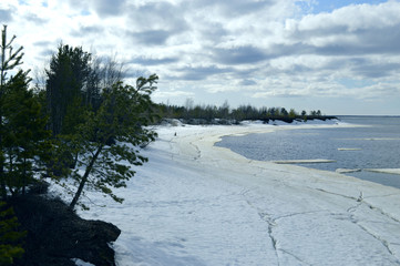 Снег и лёд на берегу реки