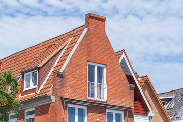 Modernes Wohngebäude mit Dachgiebel aus Backstein, Travemünde, Lübeck, Schleswig-Holstein, Deutschland, Europa